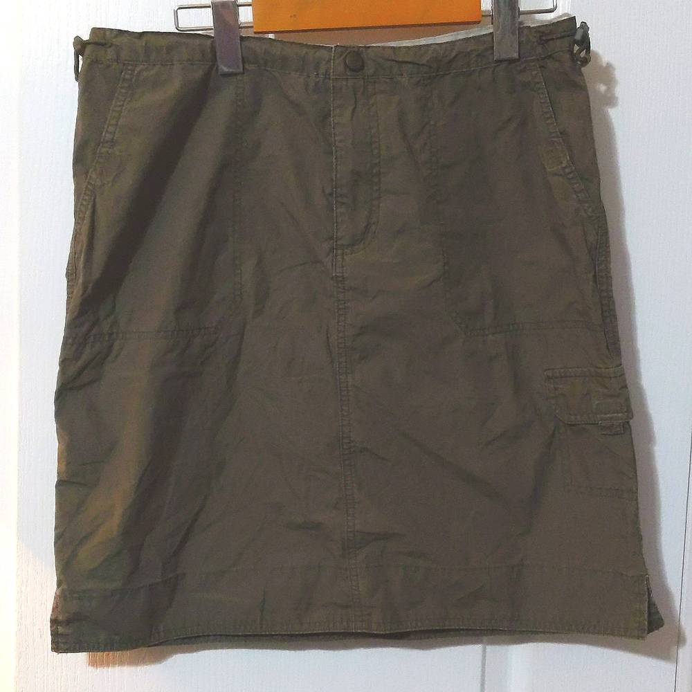 VINTAGE‼️ Columbia Green Cargo Skirt, Velcro pockets, adjustable, medium